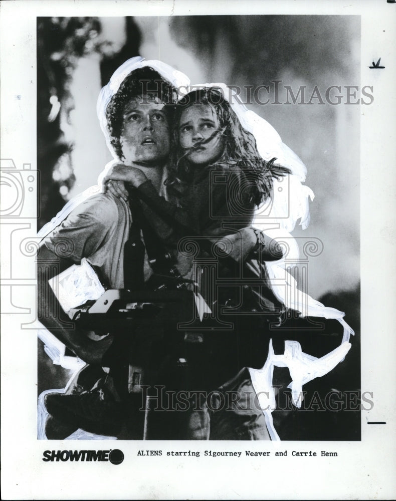 1987 Press Photo Sigourney Weaver and Carrie Henn star in Aliens- Historic Images
