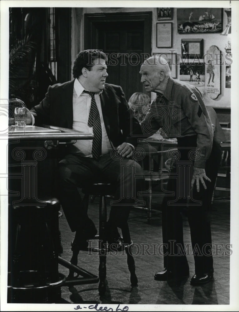 1982 Press Photo George Wendt and Ian Wolfe in &quot;Cheers&quot; - cvp44657- Historic Images