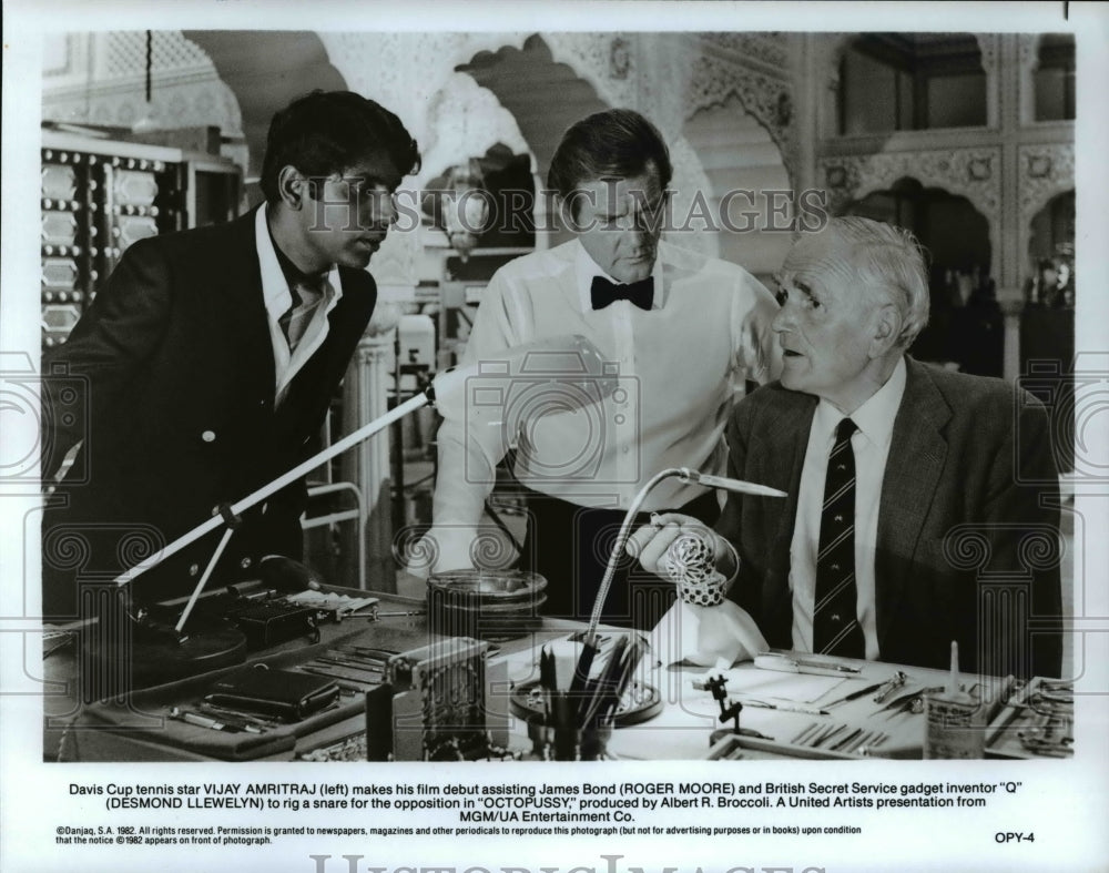 1986 Press Photo Vijay Amritraj Roger Moore and Desmond Llewelyn in Octopussy- Historic Images