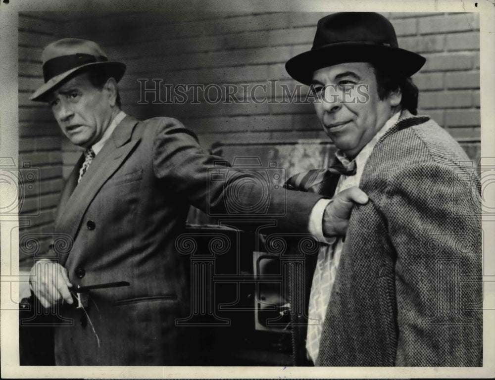 1983 Press Photo Darren McGavin and J.J. Barry star in Small &amp; Frye- Historic Images