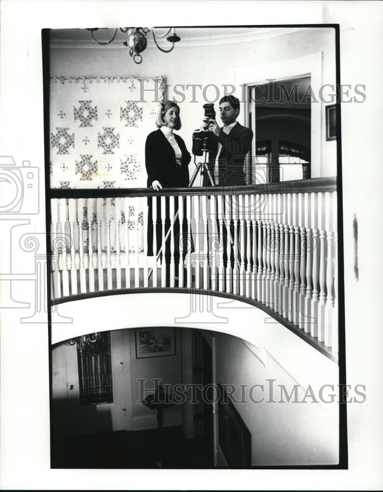 1988 Press Photo Karen &amp; John Godt of MG Studios Photographing Interior of Home- Historic Images