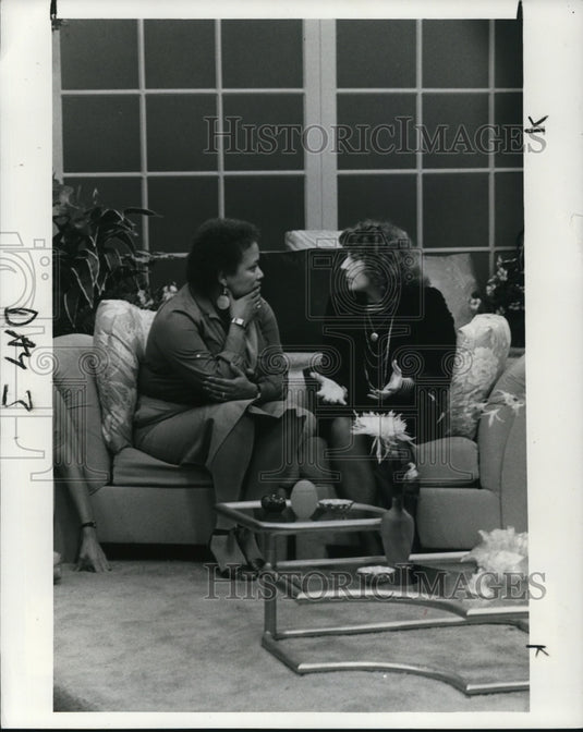 1983 Press Photo Rhonda Price between segments of Surrogate Mothering- Historic Images