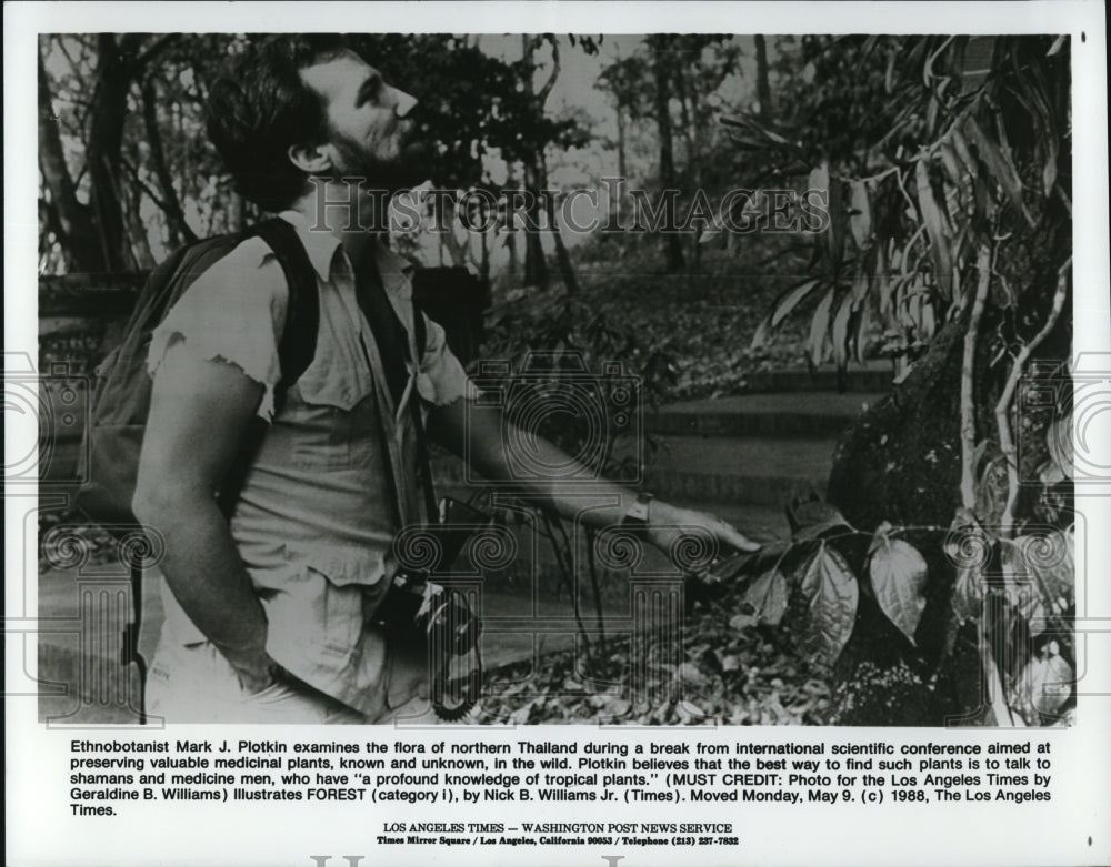 1988 Press Photo Mark J. Plotkin Ethnobotanist examines flora in Thailand- Historic Images