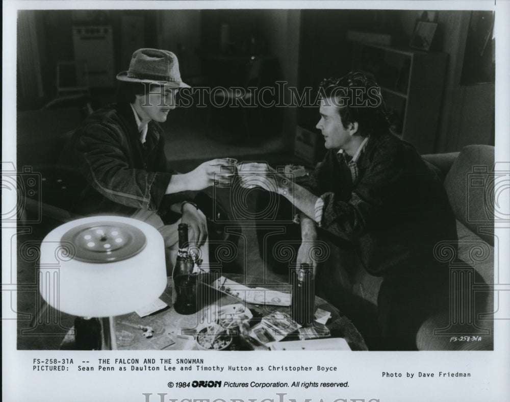 1984 Press Photo Sean Penn &amp; Timothy Hutton in The Falcon And The Snowman- Historic Images