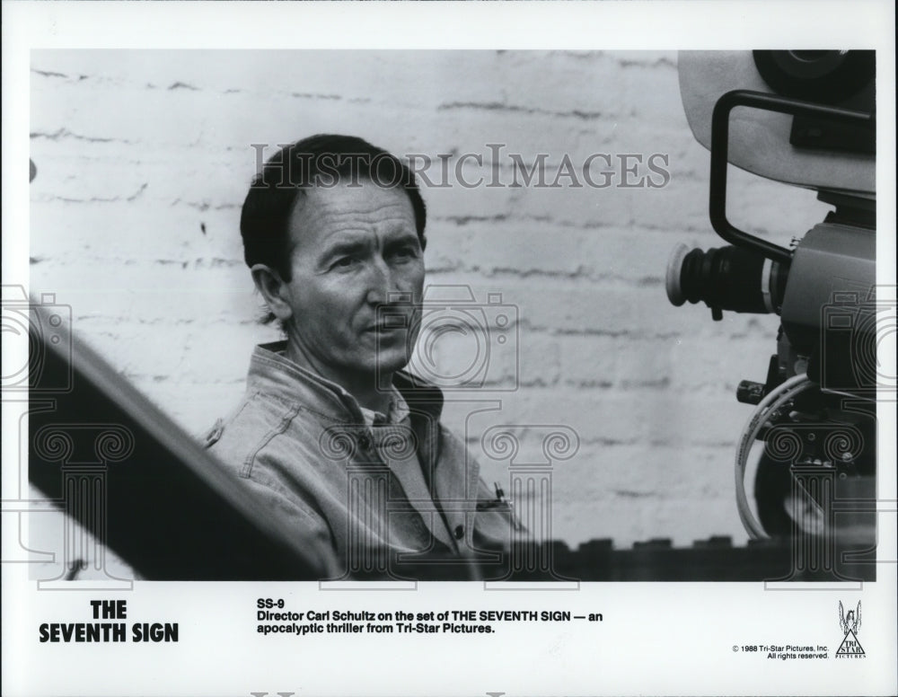 1988 Press Photo Director Carl Schultz on the set of The Seventh Sign- Historic Images