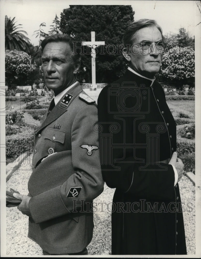 1983 Press Photo Gregory Peck and Christopher Plummer The Scarlet and the Black- Historic Images