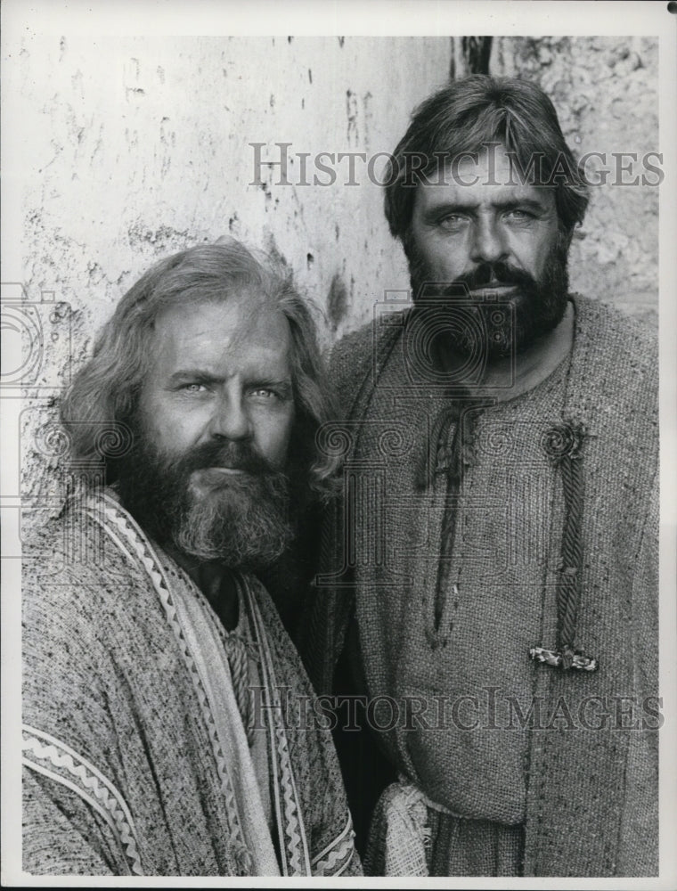 1981 Press Photo Robert Foxworth &amp; Anthony Hopkins in Peter &amp; Paul - cvp50875- Historic Images