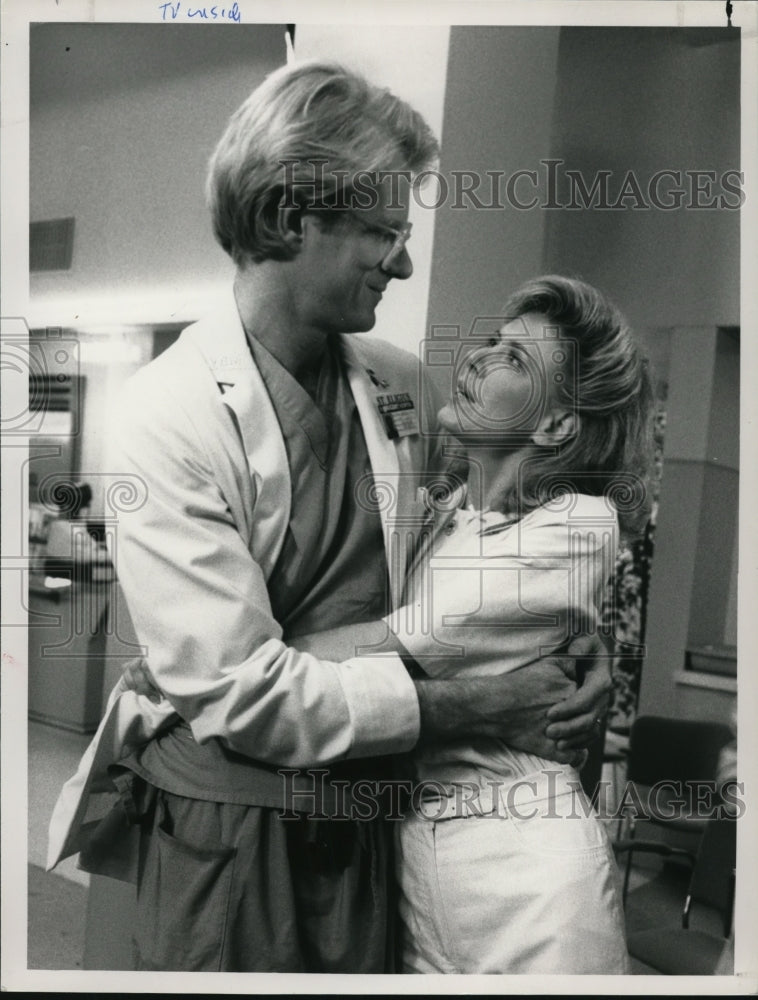 1988 Press Photo Ed Begley Jr. and Jenniver Savidge star in St. Elsewhere- Historic Images