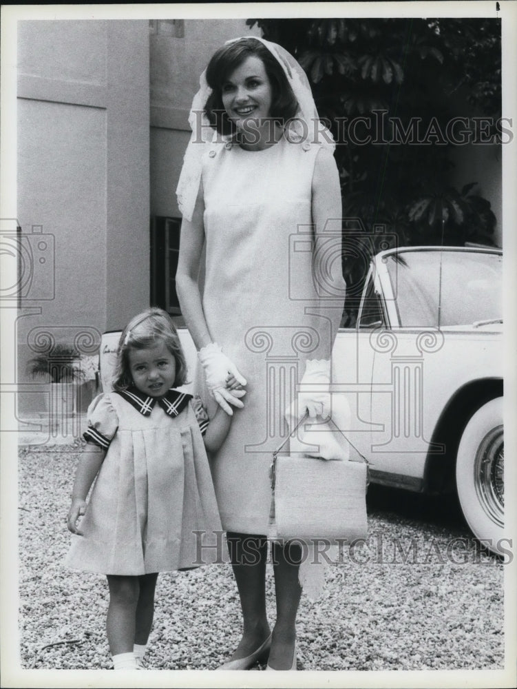 1983 Press Photo Hannah Fallon and Blair Brown star in Kennedy TV mini-series- Historic Images