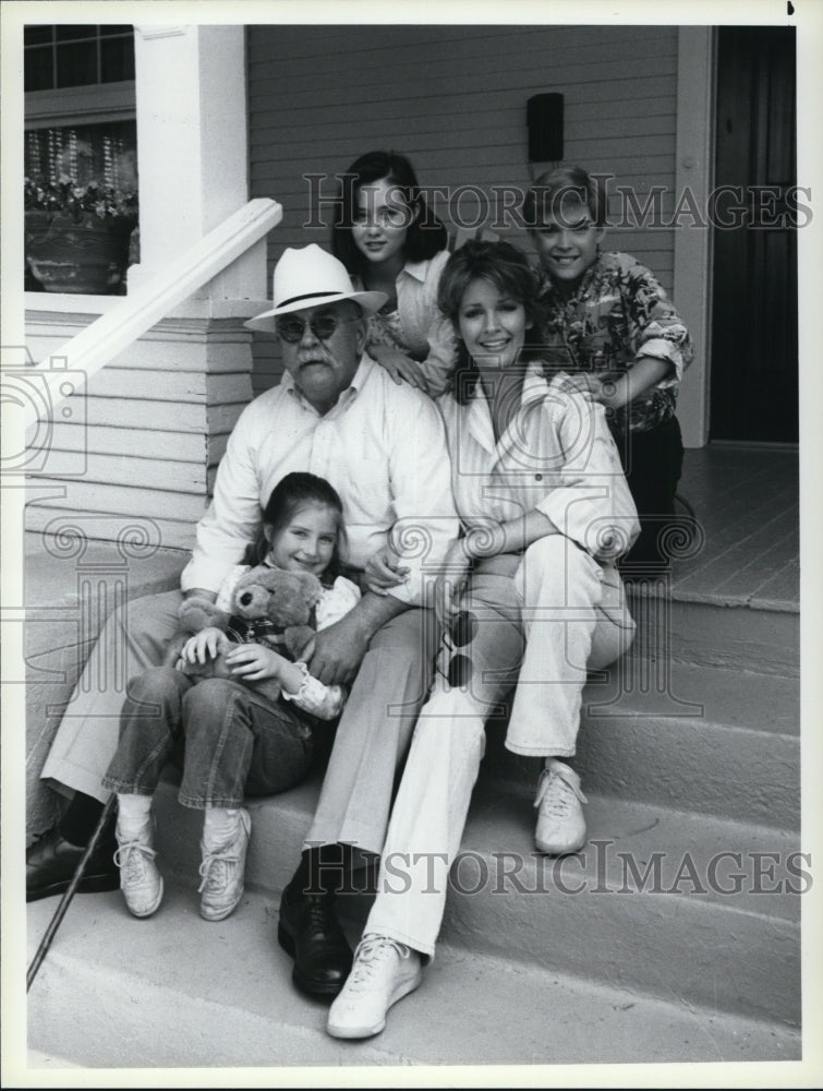 1986 Press Photo Wilford Brimley Deidre Hall Keri Houlihan and Shannen Doherty- Historic Images