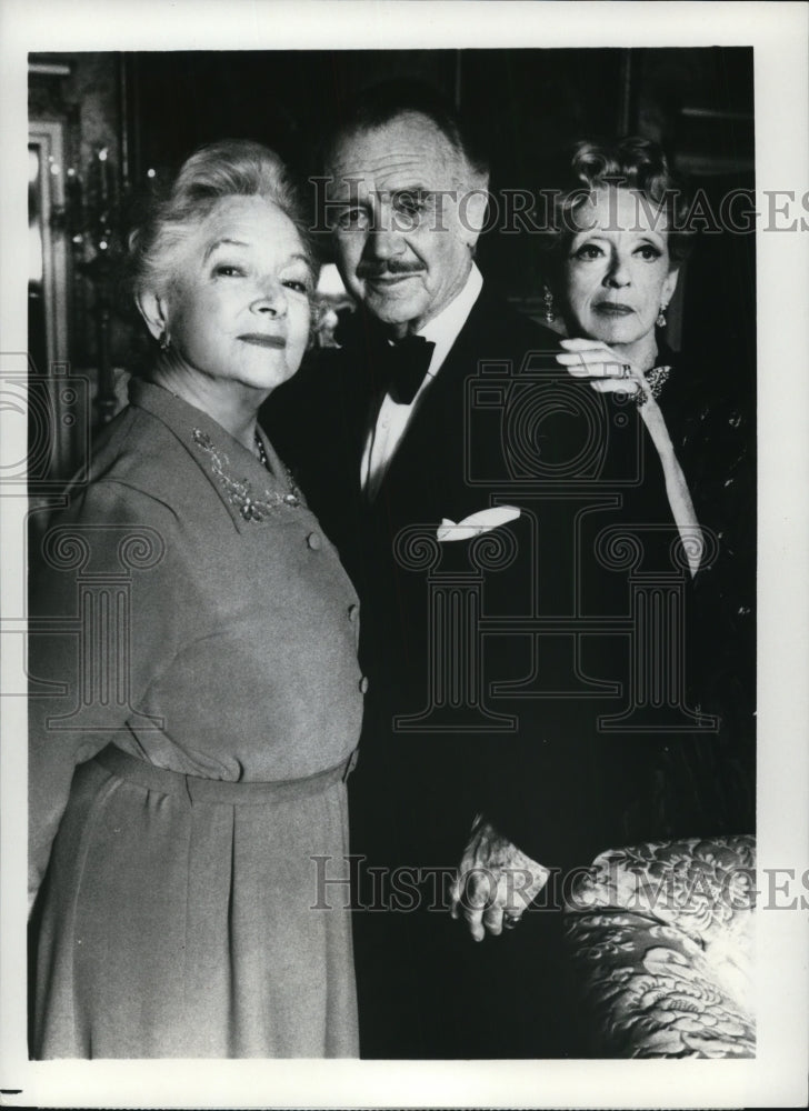 1986 Press Photo Helen Hayes John Mills Bette Davis in Murder With Mirrors- Historic Images