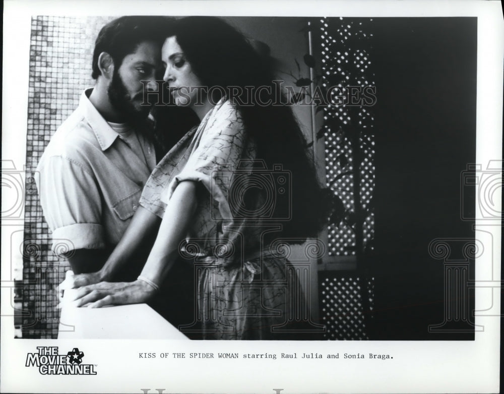 1987 Press Photo Raul Julia and Sonia Braga in Kiss of the Spider Woman- Historic Images