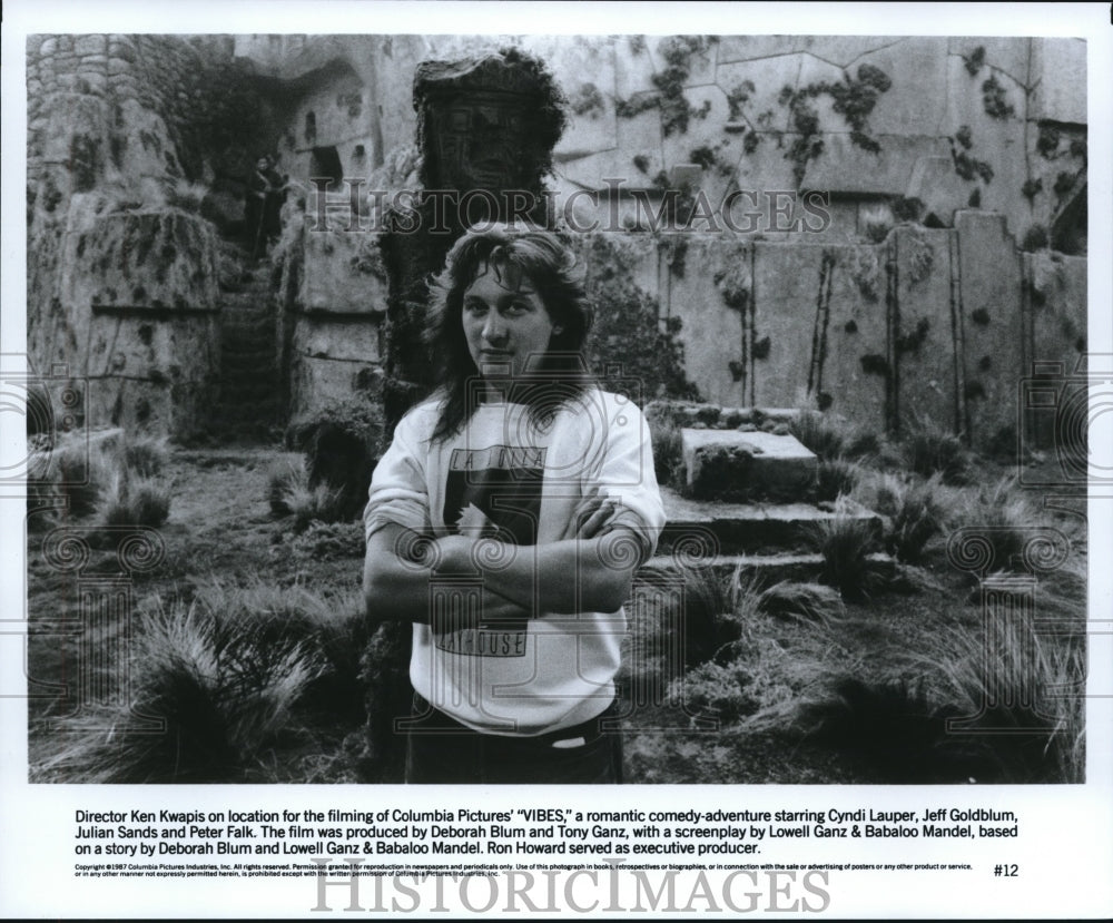 1987 Press Photo Ken Kwapis director on location filming Vibes movie film- Historic Images