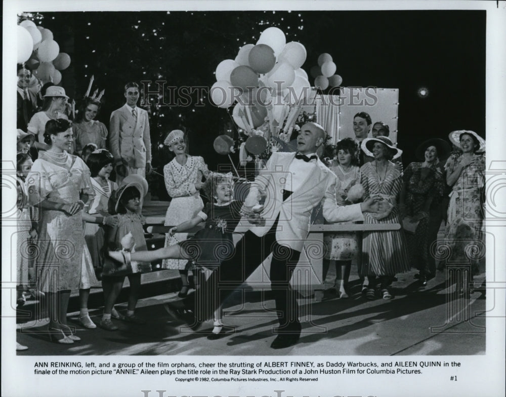 1982 Press Photo Ann Reinking Albert Finney Aileen Quinn in Annie - cvp53641- Historic Images