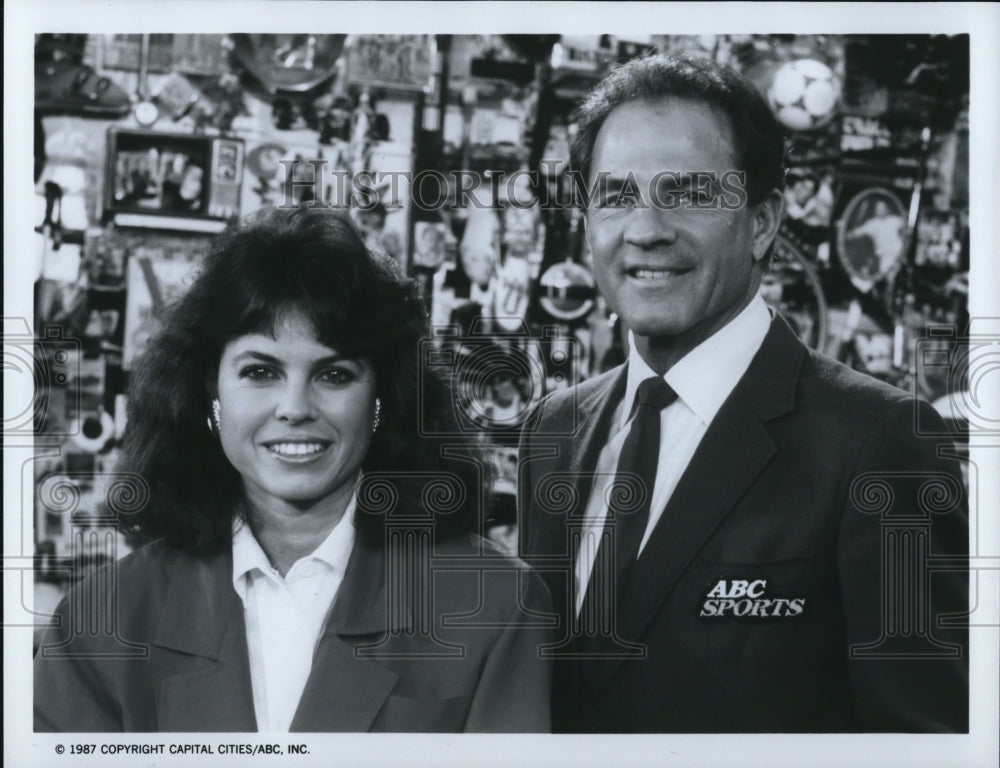 1987 Press Photo Frank Gifford and Becky Dixon anchors Wide World of Sports- Historic Images