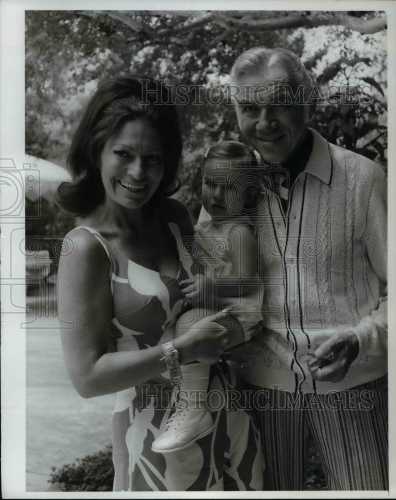 Press Photo Lorne Greene wife Nancy and daughter Gillian on Bonanza - cvp55047- Historic Images