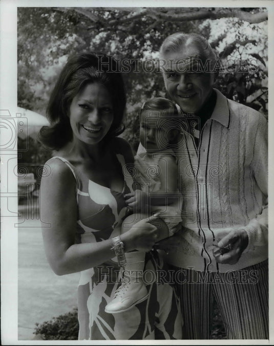 Press Photo Lorne Greene wife Nancy and daughter Gillian on Bonanza - cvp55047- Historic Images