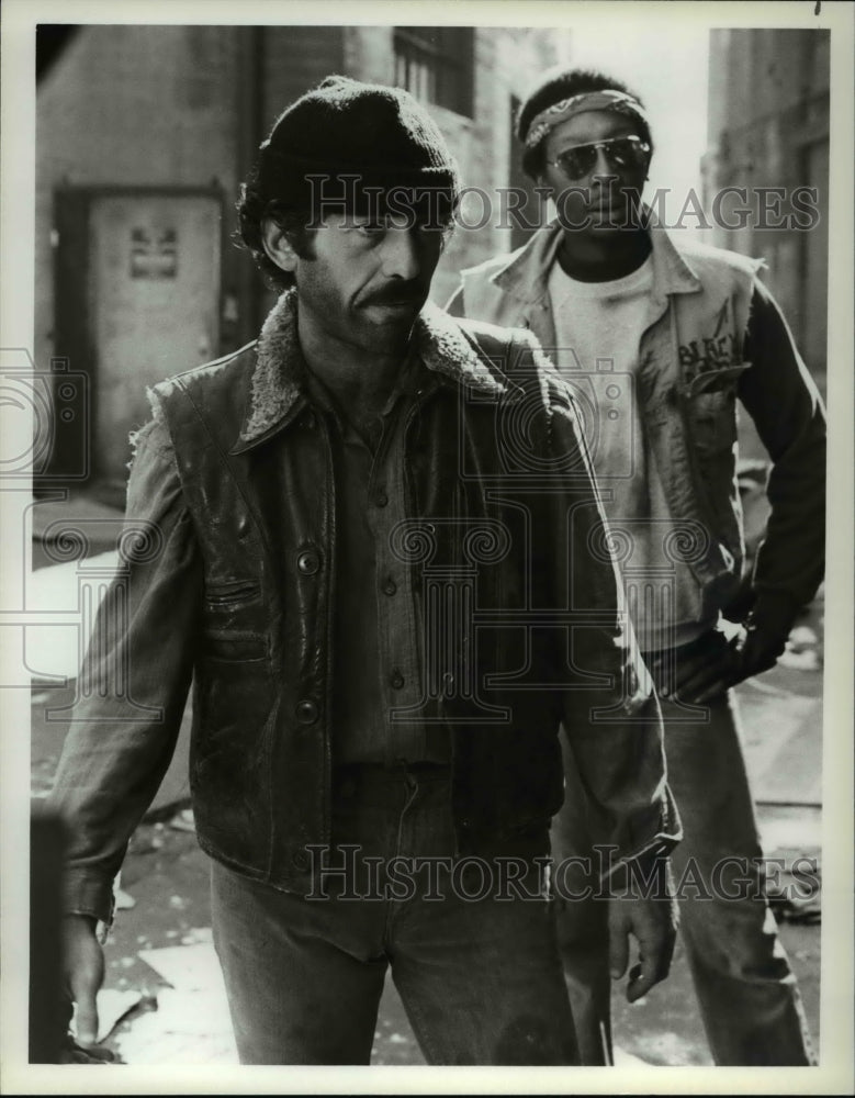 1982 Press Photo Bruce Weitz &amp; Nathan Cook in Hill Street Blues - cvp55250- Historic Images