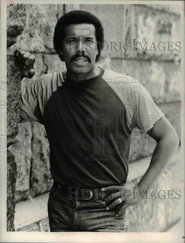 1980 Press Photo Robert Hooks in &quot;The White Shadow&quot; - cvp55356- Historic Images