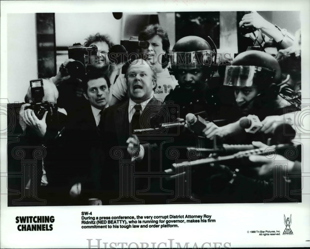 1988 Press Photo Switching Channels Ned Beatty- Historic Images