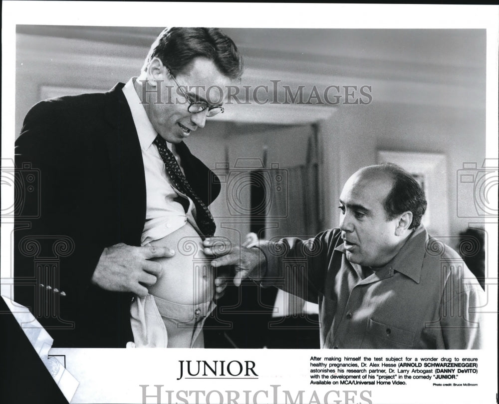 Press Photo Arnold Schwarzenegger and Danny DeVito in Junior - cvp56702- Historic Images