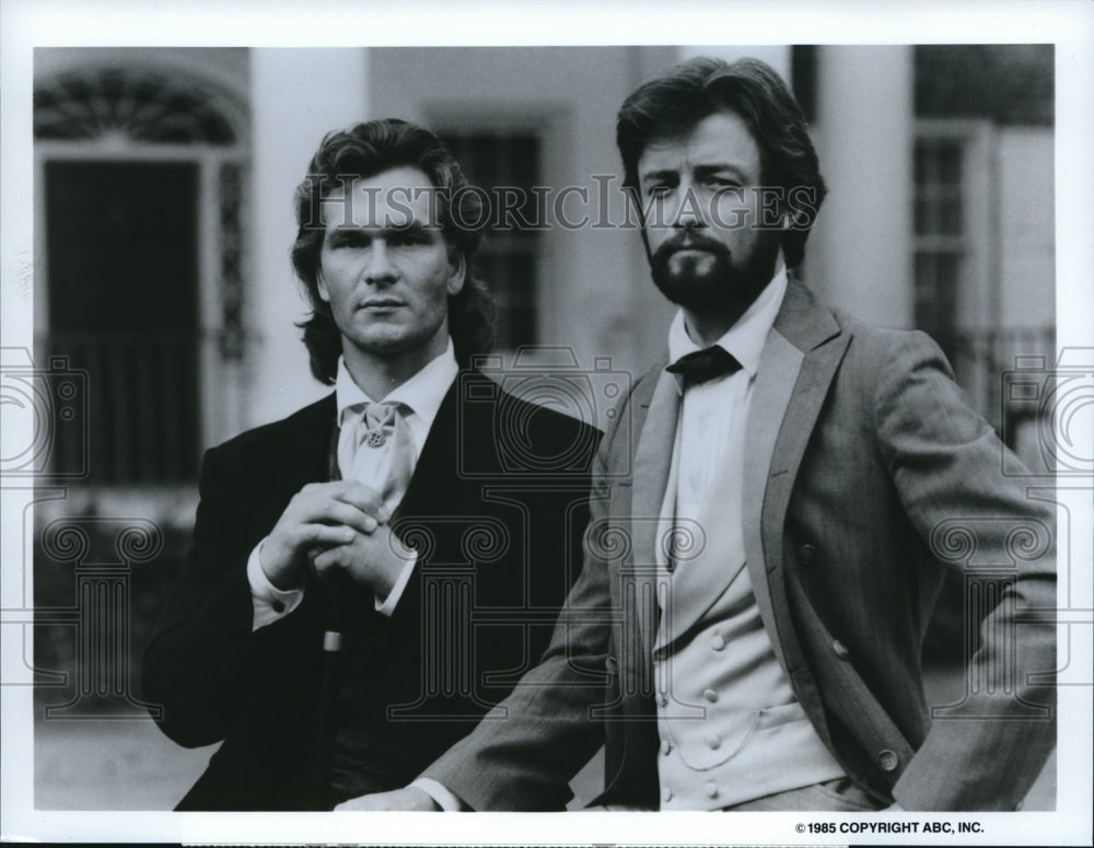 1986 Press Photo Patrick Swayze &amp; James Read in North &amp; South Book II- Historic Images