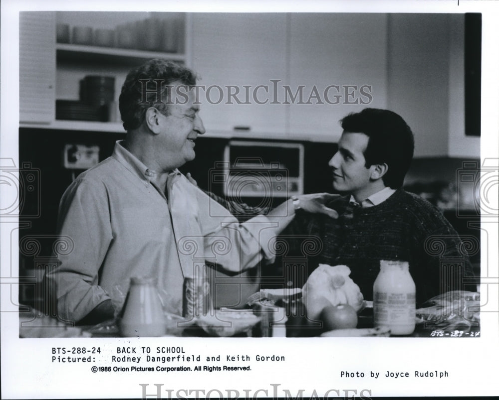 1986 Press Photo Rodney Dangerfield &amp; Keith Gordon in Back to School - cvp56846- Historic Images