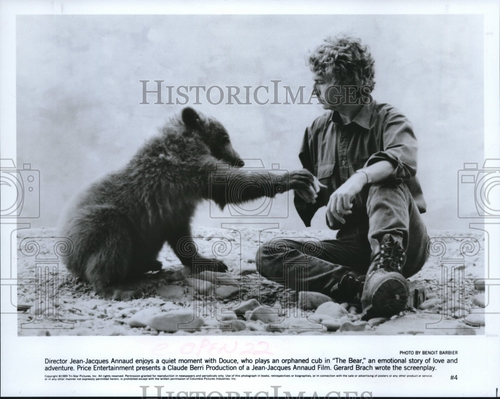 1989 Press Photo Jean-Jacques Annaud director plays with cub Bon set of The Bear- Historic Images