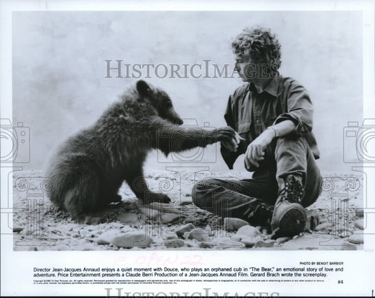 1989 Press Photo Jean-Jacques Annaud director plays with cub Bon set of The Bear- Historic Images