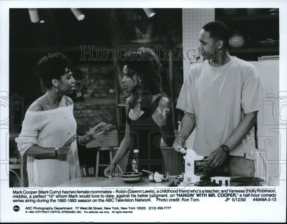 1992 Press Photo Mark Curry and Holly Robinson in Hangin&#39; With Mr. Cooper.- Historic Images