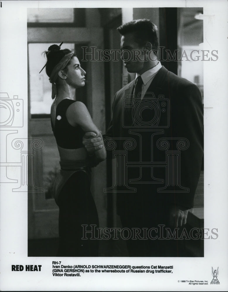 1988 Press Photo Arnold Schwarzenegger &amp; Gina Gershon in Red Heat- Historic Images