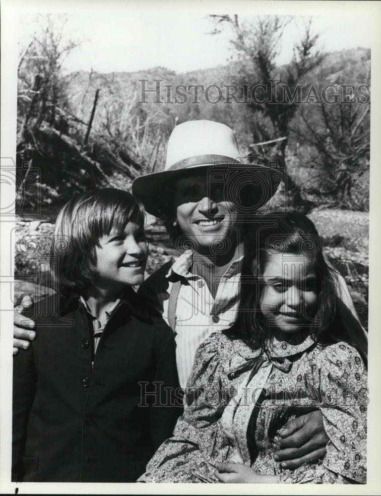 Load image into Gallery viewer, 1981 Press Photo Michael Landon &amp; Jason Bateman on Little House on the Prairie
