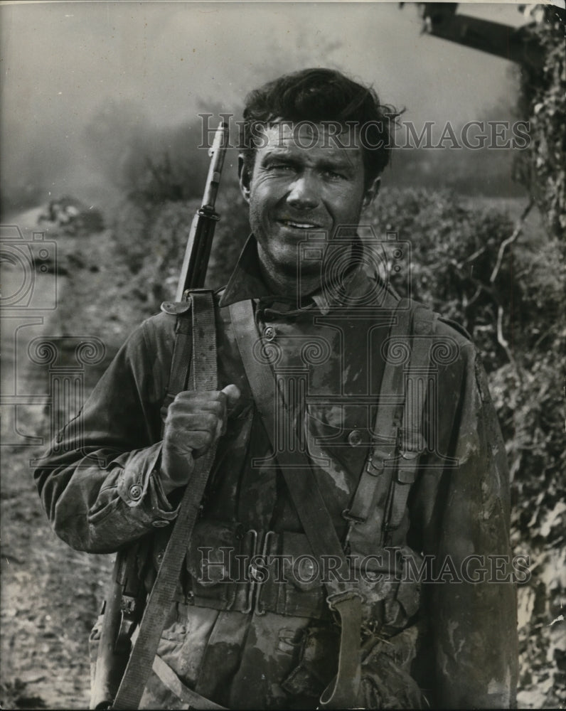 1965 Press Photo Cliff Robertson in Up From the Beach - cvp61562- Historic Images
