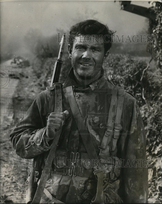 1965 Press Photo Cliff Robertson in Up From the Beach - cvp61562- Historic Images