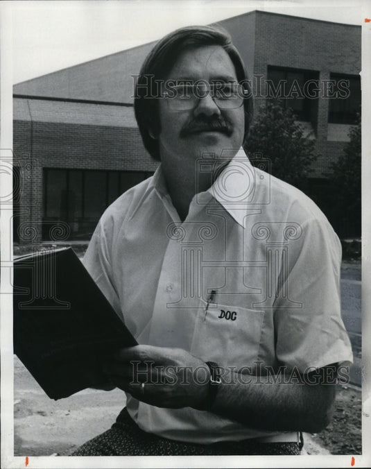 1975 Press Photo Dr. James Sheridan authored play The Dinner Party - cvp61875- Historic Images