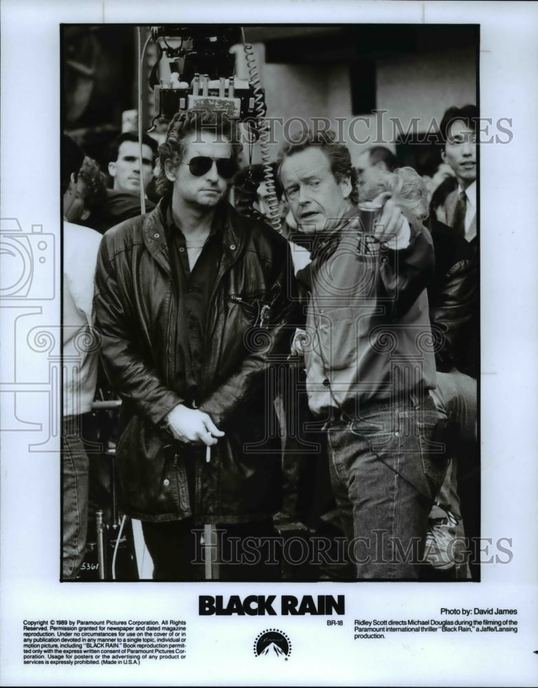 1989 Press Photo Ridley Scott directs Michael Douglas on set of Black Rain- Historic Images
