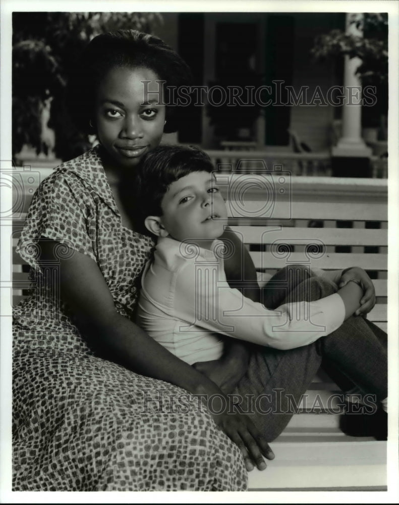 1992 Press Photo Regina Taylor &amp; Aaron Bennett in I&#39;ll Fly Away - cvp63515- Historic Images