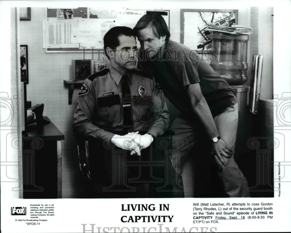 1998 Press Photo Matt Letscher and Terry Rhodes star in Living in Captivity- Historic Images