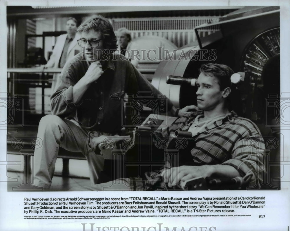 1990 Press Photo Arnold Schwarzenegger in Total Recall w/ director Paul Verhoevn- Historic Images