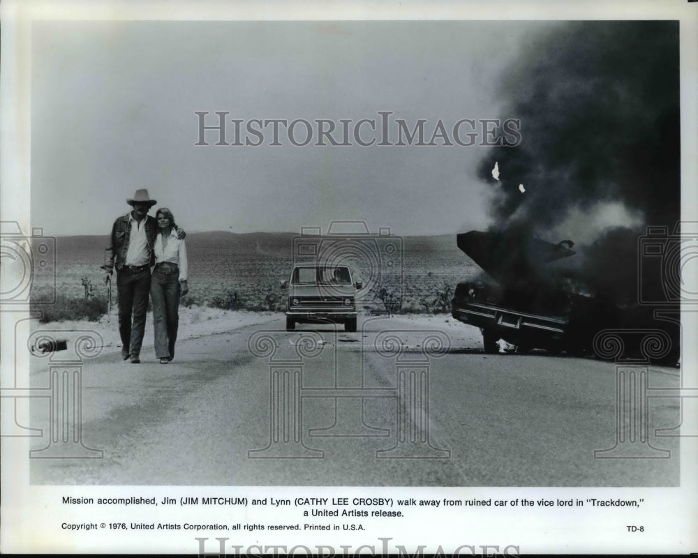 1976 Press Photo Jim Mitchum & Cathy Lee Crosby in Trackdown - cvp64247- Historic Images