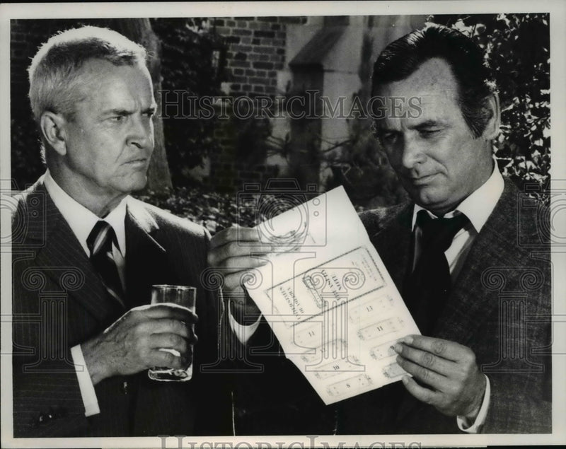 Load image into Gallery viewer, 1971 Press Photo Alan Baxter and David Janssen in O'Hara United States Treasury

