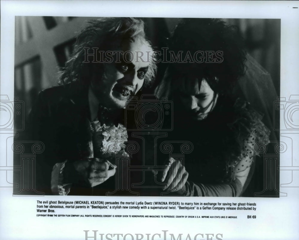 1998 Press Photo Michael Keaton & Winona Ryder in Beetlejuice - cvp64421- Historic Images