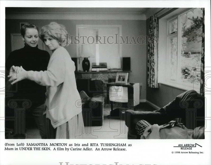 Load image into Gallery viewer, 1998 Press Photo Samantha Morton and Rita Tushingham star in Under the Skin
