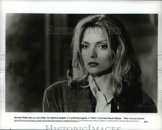 1995 Press Photo Michelle Pfeiffer stars as Laura Alden in Wolf - cvp66393- Historic Images