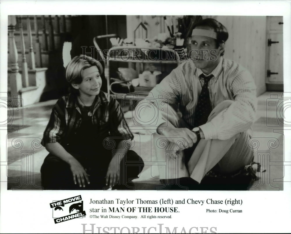 1996 Press Photo Jonathan Taylor Thomas &amp; Chevy Chase in Man Of The House- Historic Images