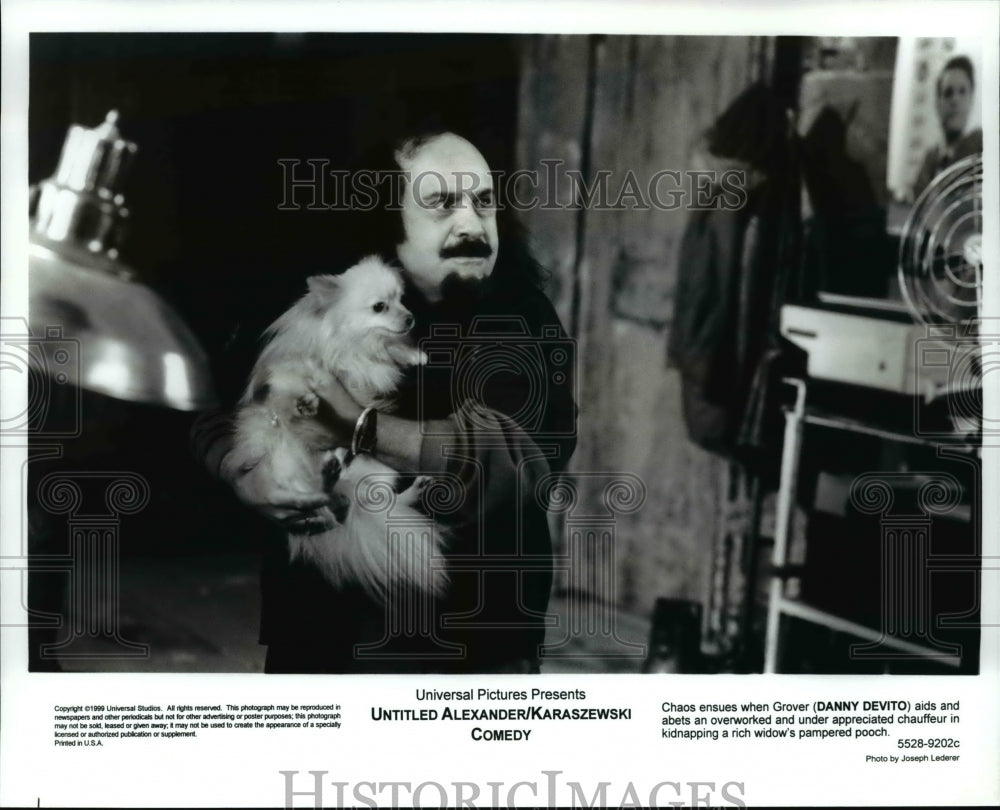 1999 Press Photo Danny DeVito stars as Grover in Screwed - cvp67154- Historic Images