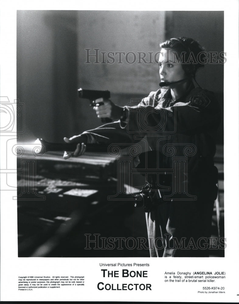 Load image into Gallery viewer, 1999 Press Photo Anjelina Jolie in The Bone Collector - cvp67821
