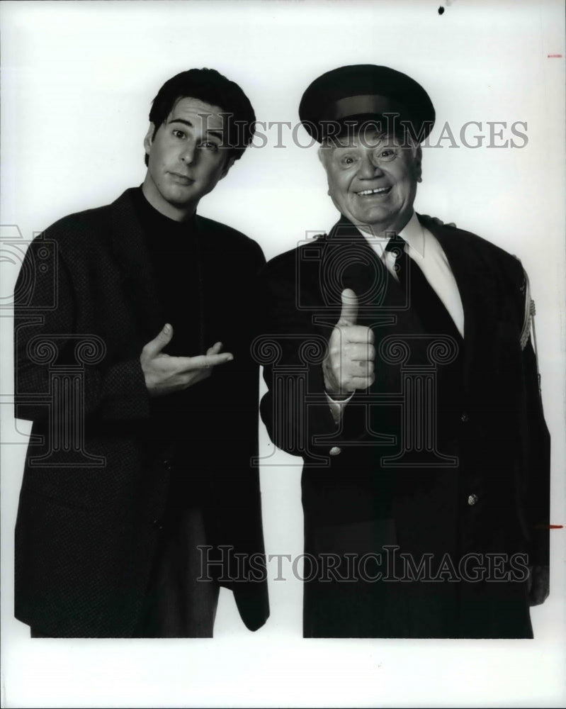 Press Photo Jonathan Silverman Ernest BorgnineThe Single Guy- Historic Images