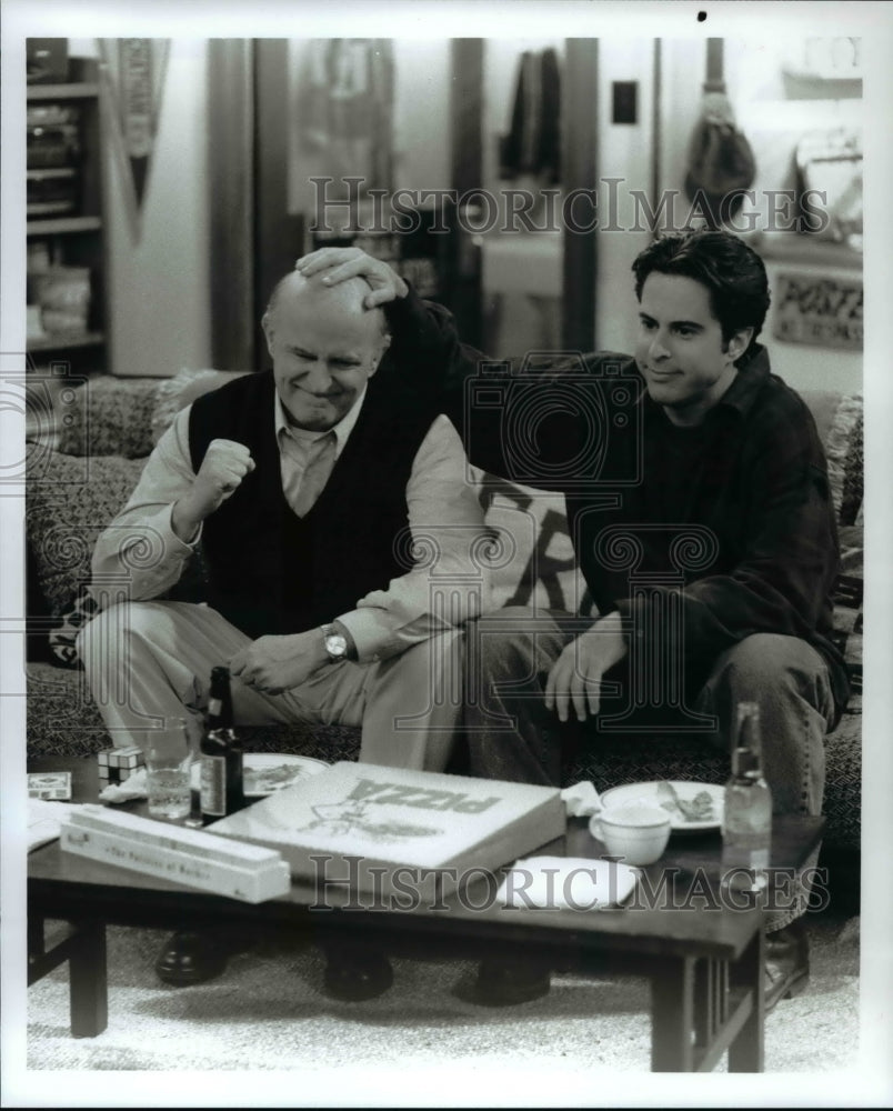 Press Photo Peter Boyle Jonathan Silverman on The Single Guy - cvp69392- Historic Images