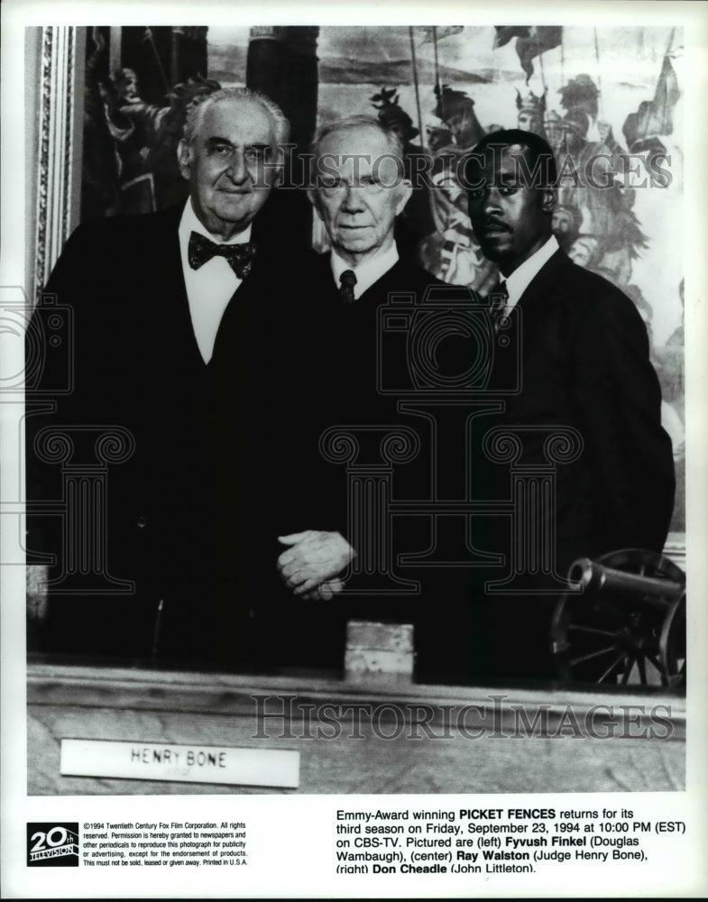 1994 Press Photo Fyvush Finkel Ray Walston and Don Cheadle in Picket Fences- Historic Images